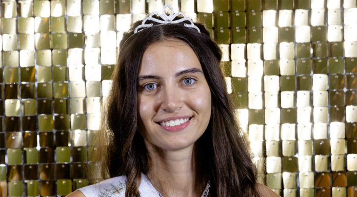 Finalistka izbora Miss Anglije je prva v zgodovini tekmovanja, ki tekmuje brez ličil