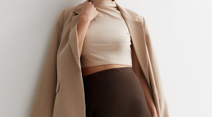 Jessica Alba je takole skombinirala svoje satenasto krilo