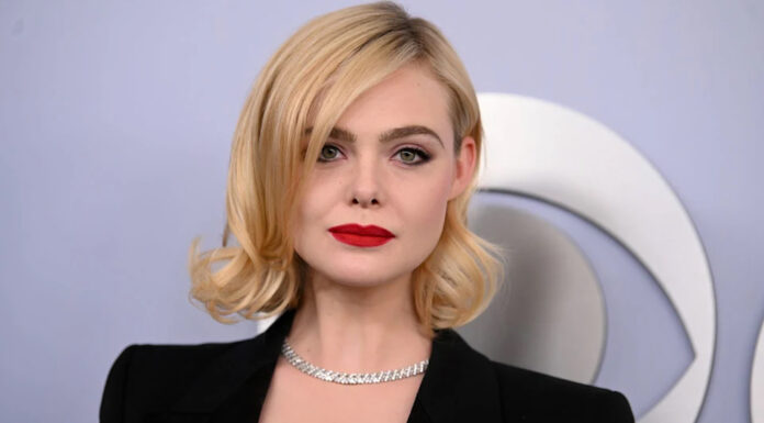 Elle Fanning je v elegantnem, strogem kostimu in z rdečimi ustnicami dala vtis šefice