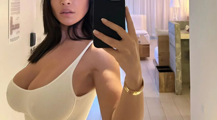 Nekdanja asistentka toži glasbenika zaradi spolnega nadlegovanja in nezakonite odpovedi