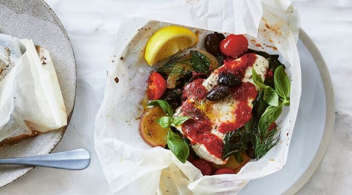 Recept: Riba v vrečki z belim vinom, paradižnikom in olivami