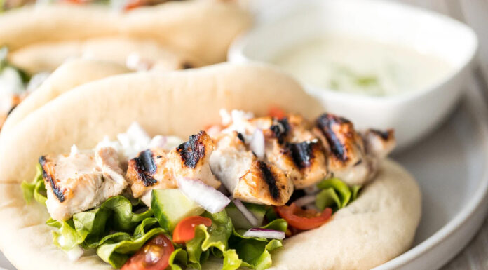 Recept: Grški piščančji gyros s tzatziki omako