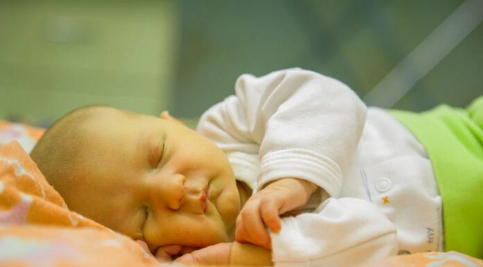 Znanstveno odkritje: Zlatenica pri novorojenčkih bi lahko bila evolucijsko varovalo pred smrtjo