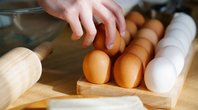 Raziskava: Maščobe v maslu, rdečem mesu in jajcih zmanjšujejo tveganje za demenco