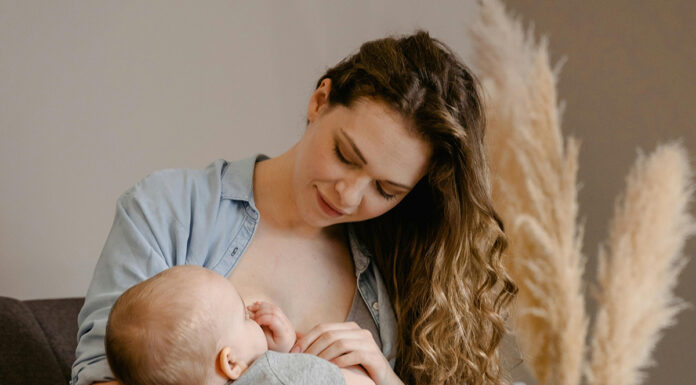 Dojenje je ključnega pomena za oblikovanje dojenčkovih mikrobov in zdravje pljuč