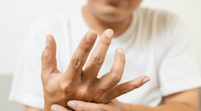 Razvili kožni test, ki natančno napoveduje Parkinsonovo bolezen in druge nevrodegenerativne motnje