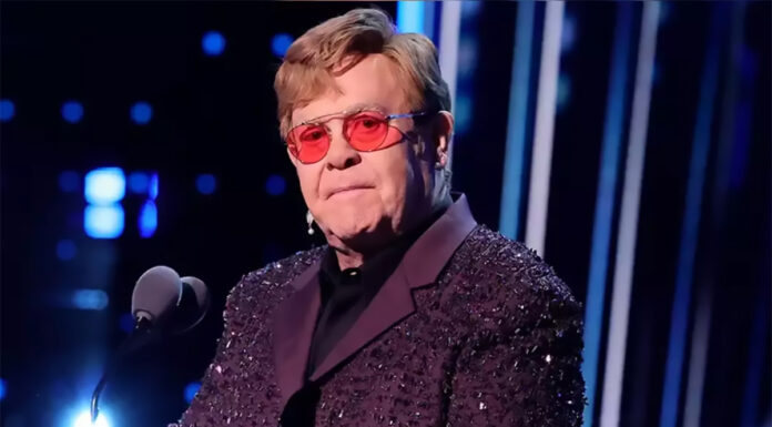 EKSKLUZIVNO: Obubožani in umirajoči 77-letni Elton John razprodaja božične spominke
