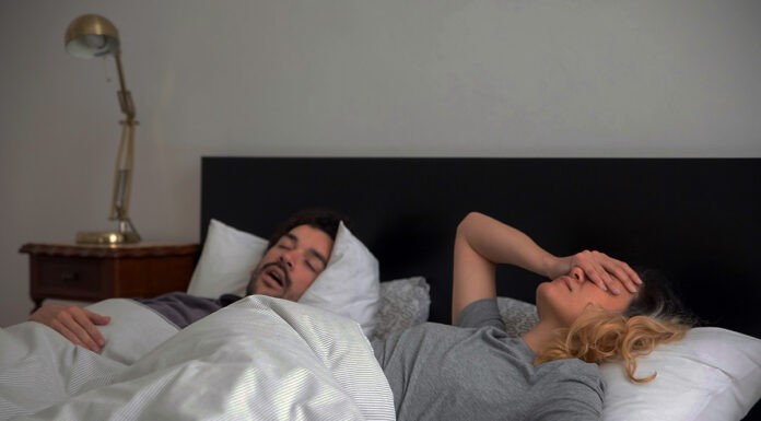 Ženske spijo manj in slabše, saj se zbujajo pogosteje kot moški