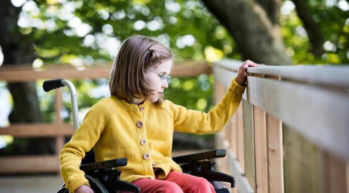 Izpostavljanje otrok soncu preprečuje ponovitev multiple skleroze