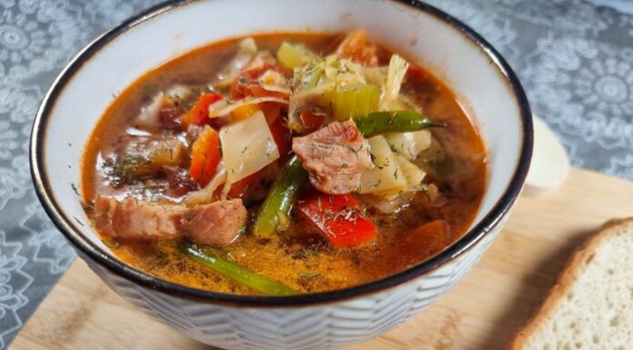 Recept: Zeljna juha z dimljenim mesom