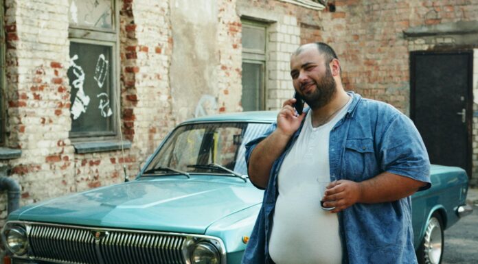 Poročeni moški pogosteje debeli kot poročene ženske in samski moški