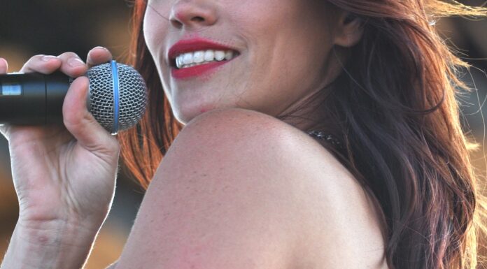 Pevka priljubljene dekliške skupine po cepljenju za Covid priklenjena na posteljo