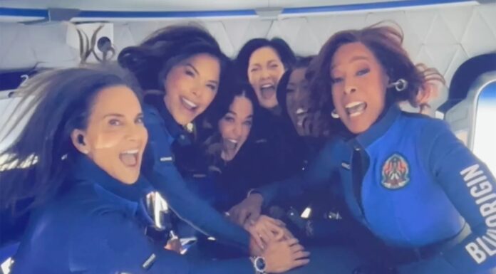 Vesoljski polet zvezdnic sproža ogorčenje: tehnološki napredek ali neodgovorno razsipavanje?