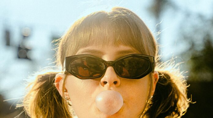 Raziskava: žvečilni gumi v slino sprošča delce mikroplastike