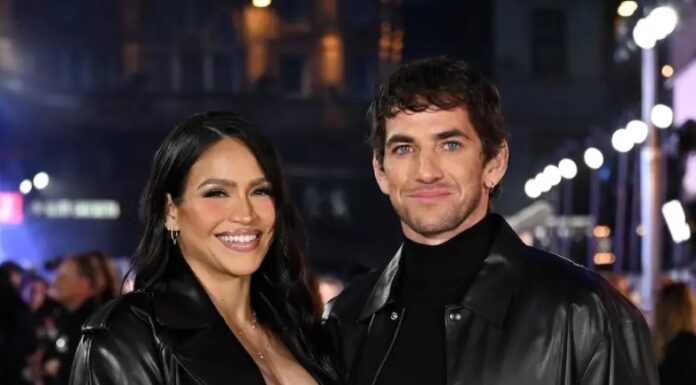 Oglasil se je mož zlorabljane Cassie, ki jo ves čas spremlja na sodišču