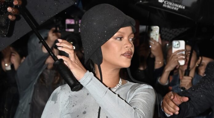 Rihanna naznanila tretjo nosečnost z nenavadno obleko – a tokrat vsaj ni bila skoraj gola