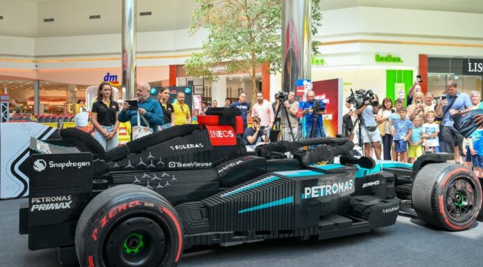 Sredi Cityparka LEGO® dirkalnik Formule 1® v naravni velikosti