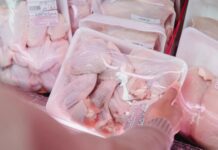 Študija razkriva, da plastična embalaža v vsako živilo izloča mikroplastiko