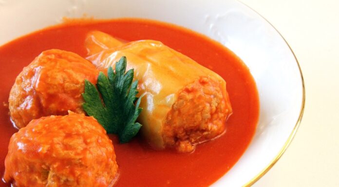 Popoln recept za polnjene paprike z balkanskim pridihom