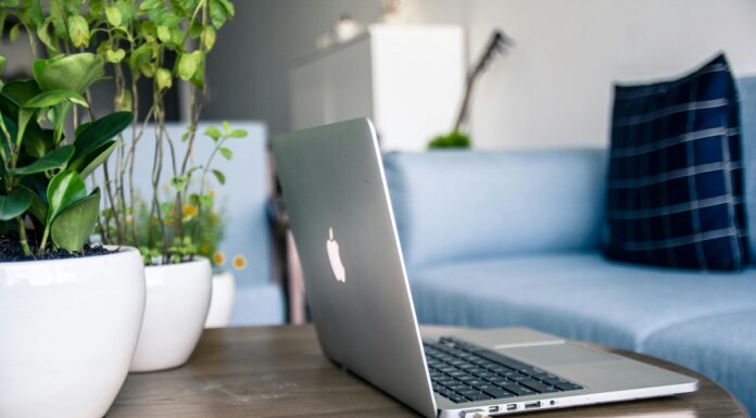 Ne polnite prenosnika na mehkih površinah (nevarno!)