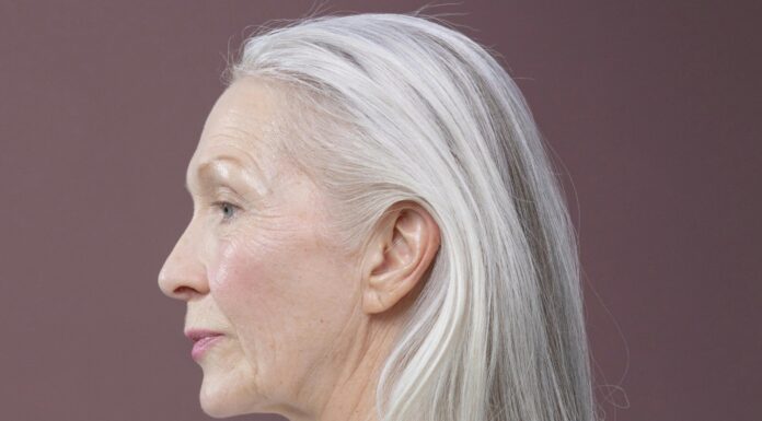 Se poslavljamo od sivih las? Znanstveniki odkrili vzroke sivenja in kako ga preprečiti