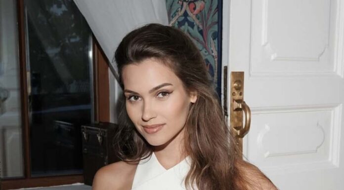 Nekdanja tekmovalka Miss Universe umrla po trčenju jelena v vetrobransko steklo