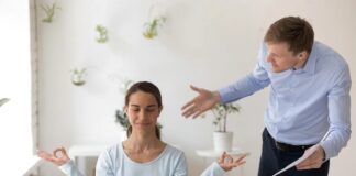 Kako ravnati s težavnim sodelavcem, ki zavira celotno ekipo?