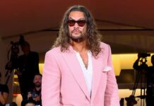 Jason Momoa na rdeči preprogi od glave do pet v roza barvi