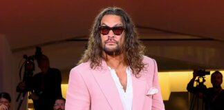 Jason Momoa na rdeči preprogi od glave do pet v roza barvi