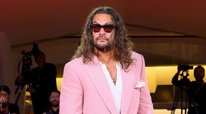 Jason Momoa na rdeči preprogi od glave do pet v roza barvi