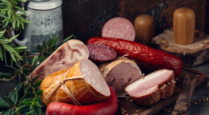 Predelane mesnine (salame, hrenovke, paštete …) povzročajo raka na črevesju