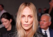 Charlize Theron na pariškem tednu mode grdo zignorirala Johnnyja Deppa