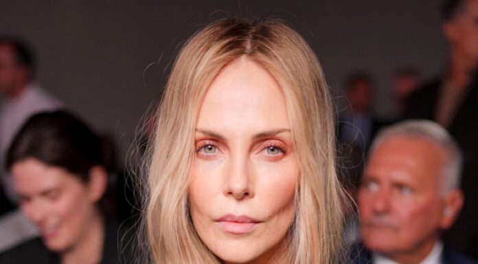 Charlize Theron na pariškem tednu mode grdo zignorirala Johnnyja Deppa