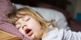 Starši pogosto spregledajo nevarne znake: dihanje otrok na usta, spanje z odprtimi usti …