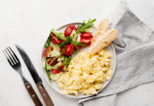 Visoko beljakovinska, okusna in zdrava jed: Jajca s čebulo in skuto