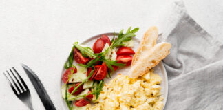 Visoko beljakovinska, okusna in zdrava jed: Jajca s čebulo in skuto