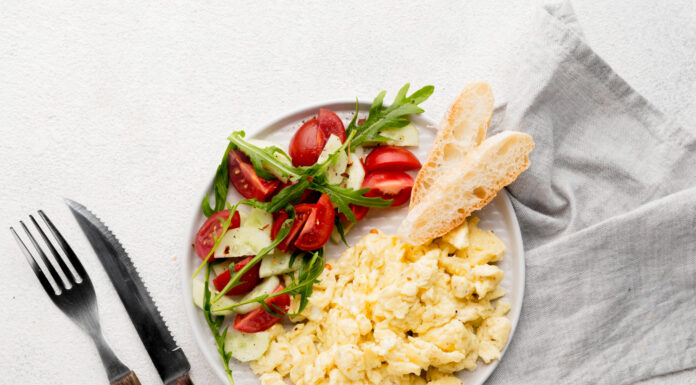 Visoko beljakovinska, okusna in zdrava jed: Jajca s čebulo in skuto