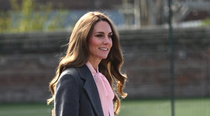 Sofisticirana bluza s pentljo Kate Middleton je eleganten in ženstven jesenski kos