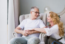 Zaskrbljujoče ugotovitve: Ko zboli moški, ženska skrbi zanj; ko zboli ženska, jo moški zapusti