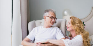 Zaskrbljujoče ugotovitve: Ko zboli moški, ženska skrbi zanj; ko zboli ženska, jo moški zapusti