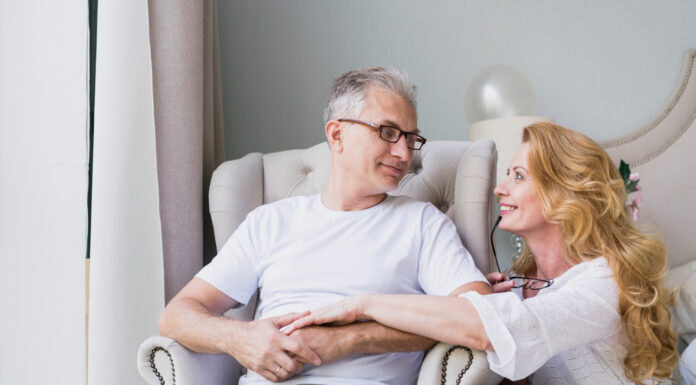 Zaskrbljujoče ugotovitve: Ko zboli moški, ženska skrbi zanj; ko zboli ženska, jo moški zapusti
