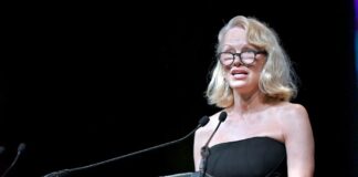 Pamelo Anderson obtožili, da je lažno z namenom promocije prikazovala romanco z Liamom Neesonom