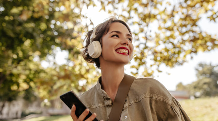 Zakaj nas glasba iz najstniških let spremlja vse življenje