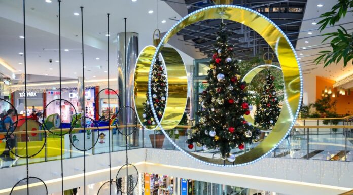 Raziskava: Najbolj priljubljena praznična darila so živila, igrače in darilni boni