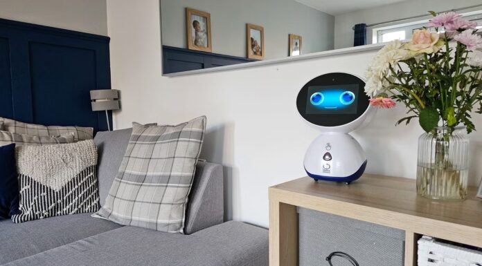 Za ranljive in starejše ljudi v Veliki Britaniji »skrbijo« roboti