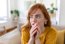 Zdrav in toksični sram; v čem je razlika in zakaj prvega nujno potrebujemo