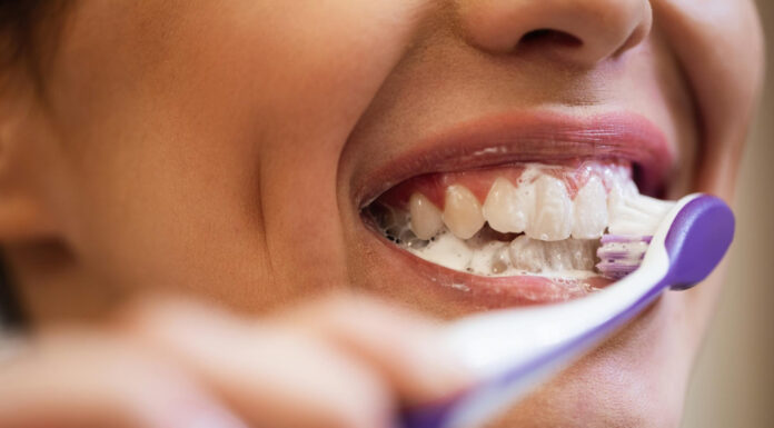 Slovo kariesu? Nova zobna pasta, narejena iz las, pozdravi sklenino