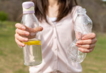 Mikroplastika v pijačah: so steklenice še hujše od plastenk?