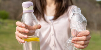 Mikroplastika v pijačah: so steklenice še hujše od plastenk?