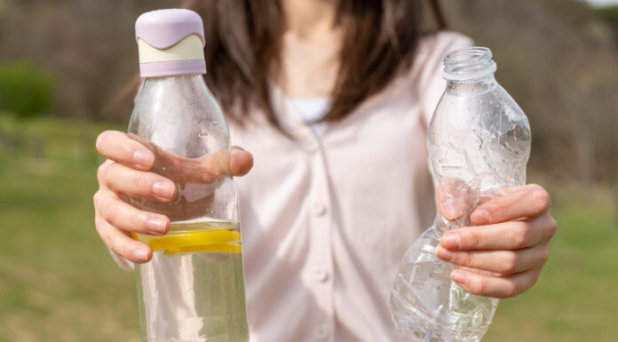 Mikroplastika v pijačah: so steklenice še hujše od plastenk?